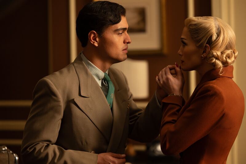 Tonatiuh and Jennifer Lopez