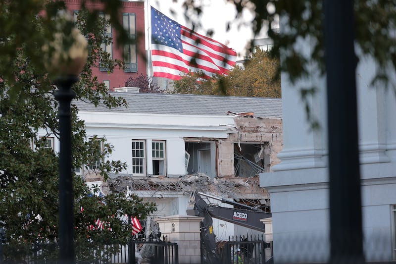 WASHINGTON, DC - OCTOBER 20: Workers demolish the facade of the East Wing of the White House on October 20, 2025 in Washington, DC. The demolition is part of U.S. President Donald Trump's plan to build a ballroom reportedly costing $250 million on the eastern side of the White House. (Photo by Kevin Dietsch/Getty Images)